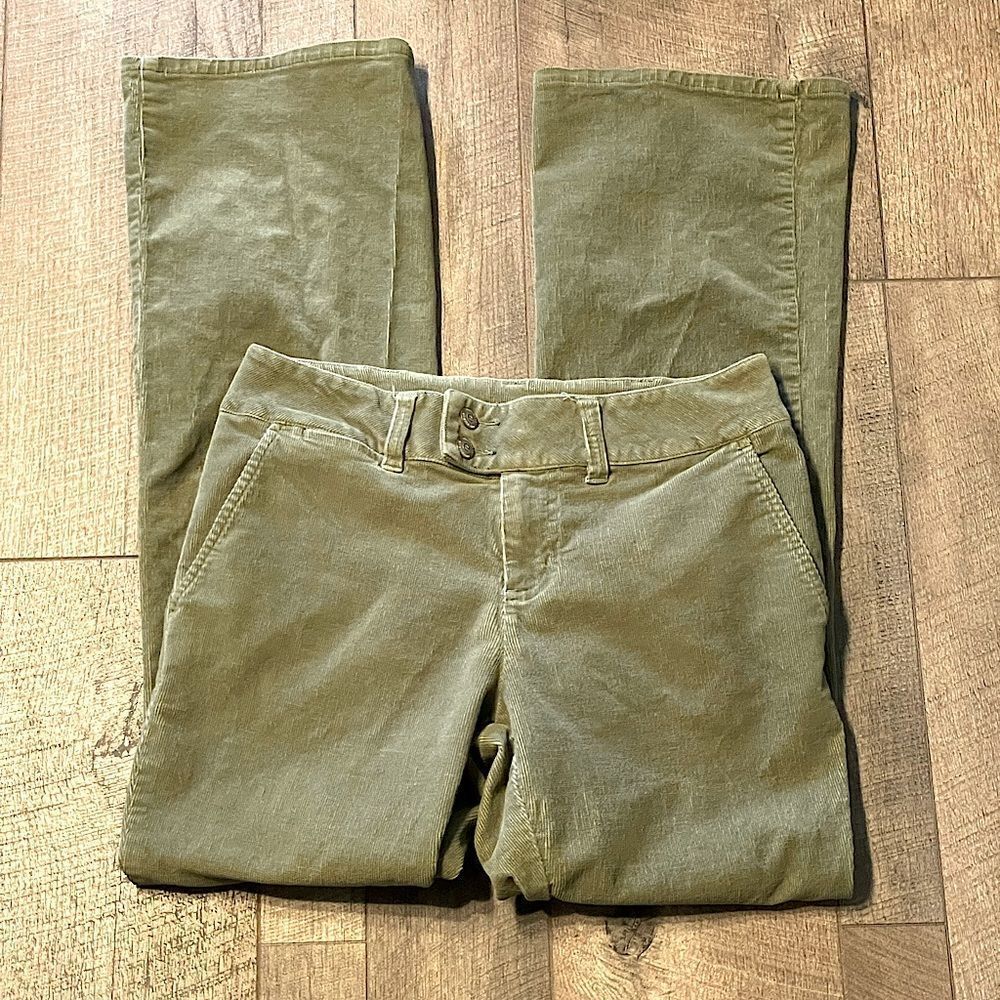 New! Ellemenno Green Flare Cords. Size 9.